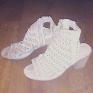 Beige colored Comfort est 1946 Ankle healed flats